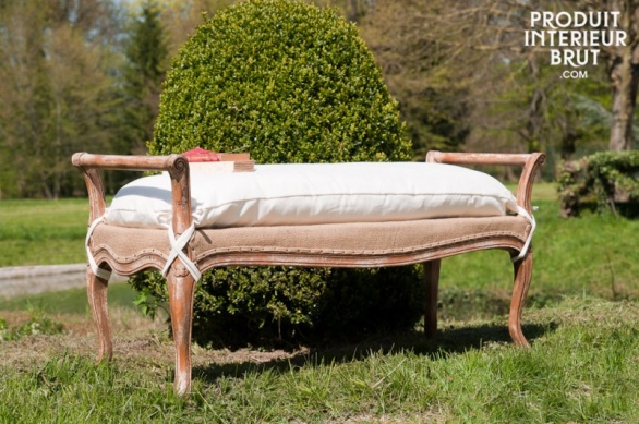 A shabby chic décor can be created outside as well as indoors with the help of suitable furniture designs